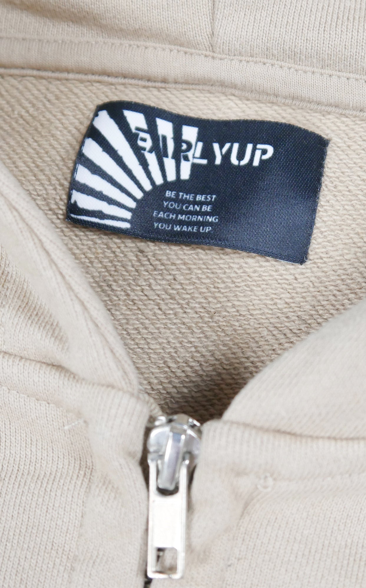 Reissverschlussdetail mit EARLYUP Label