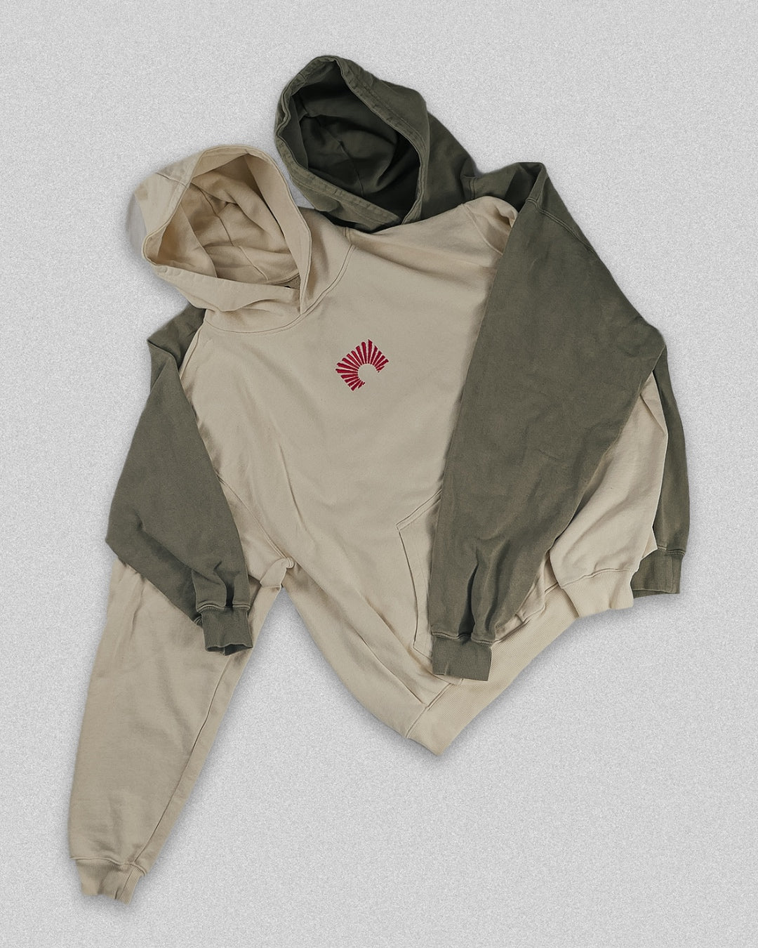 Zweifarbiger EARLYUP Hoodie flach ausgelegt