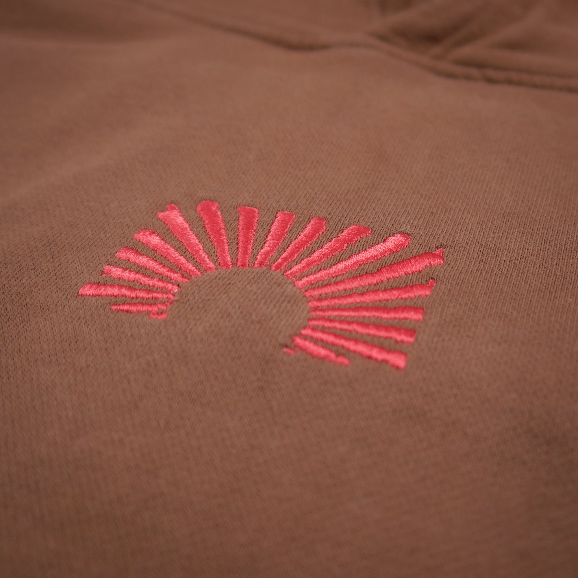 Braunes Sweatshirt mit roter EARLYUP Stickerei