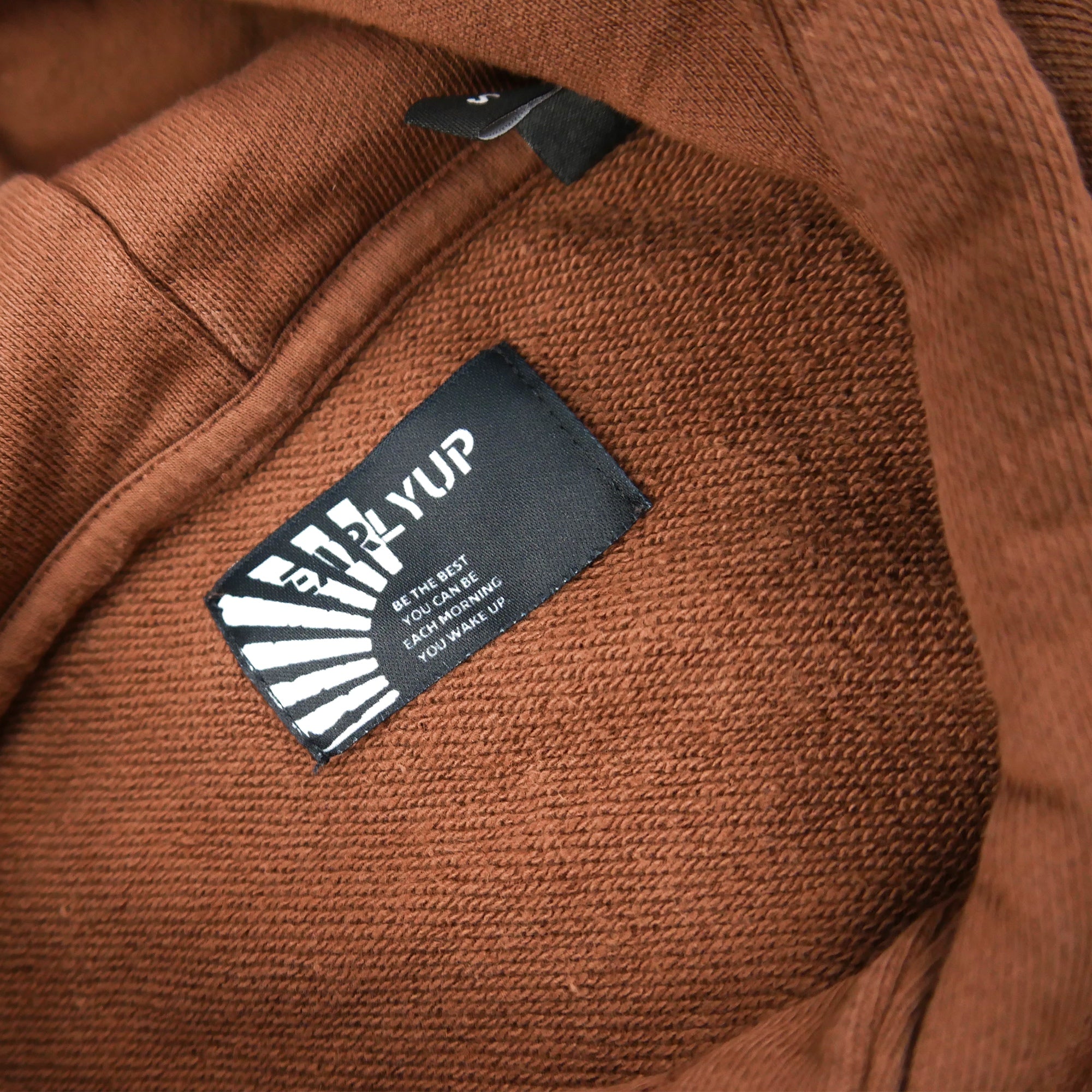 Nahaufnahme eines braunen EARLYUP Labels