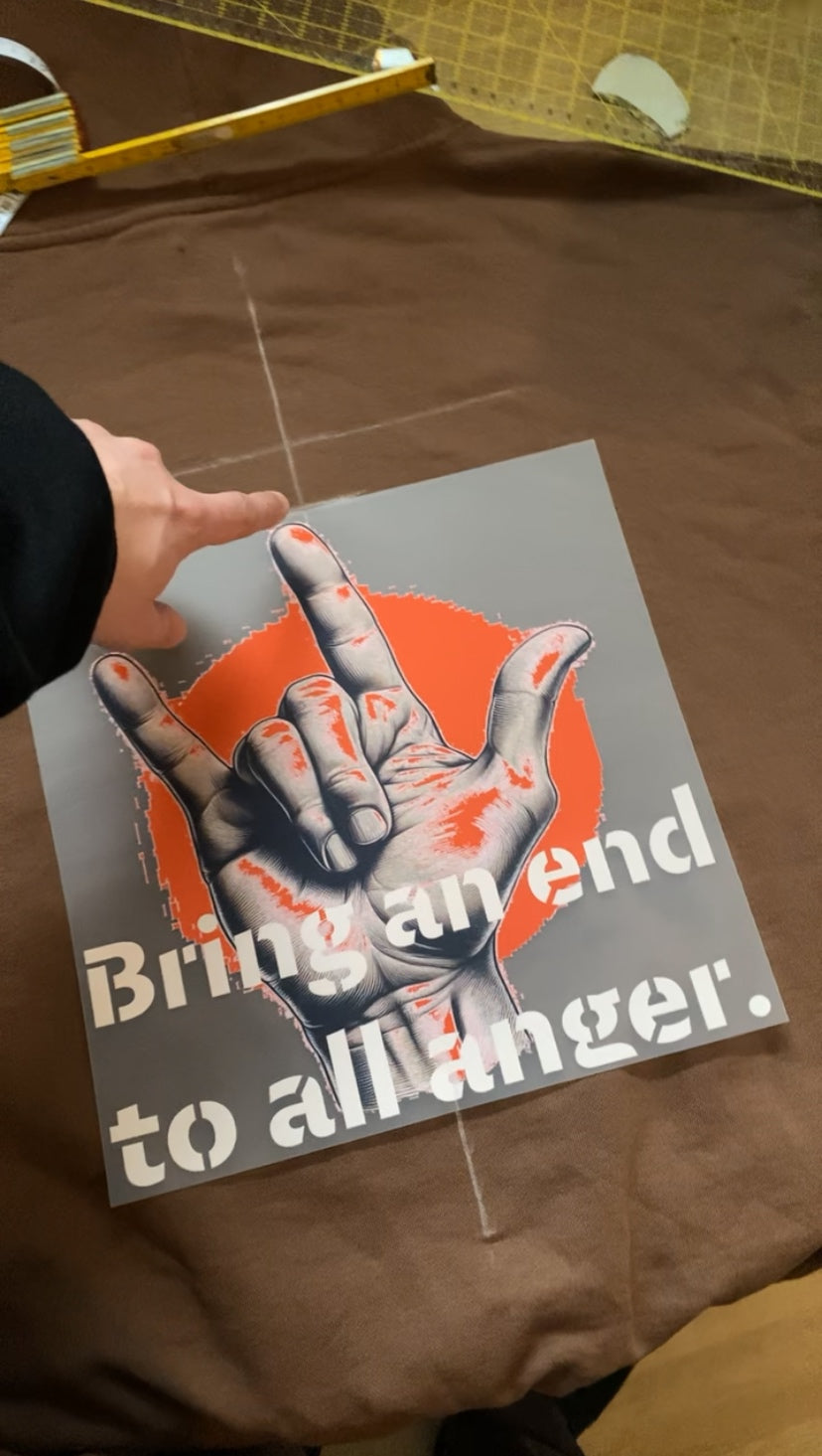 Poster mit Handmotiv auf braunem Stoff