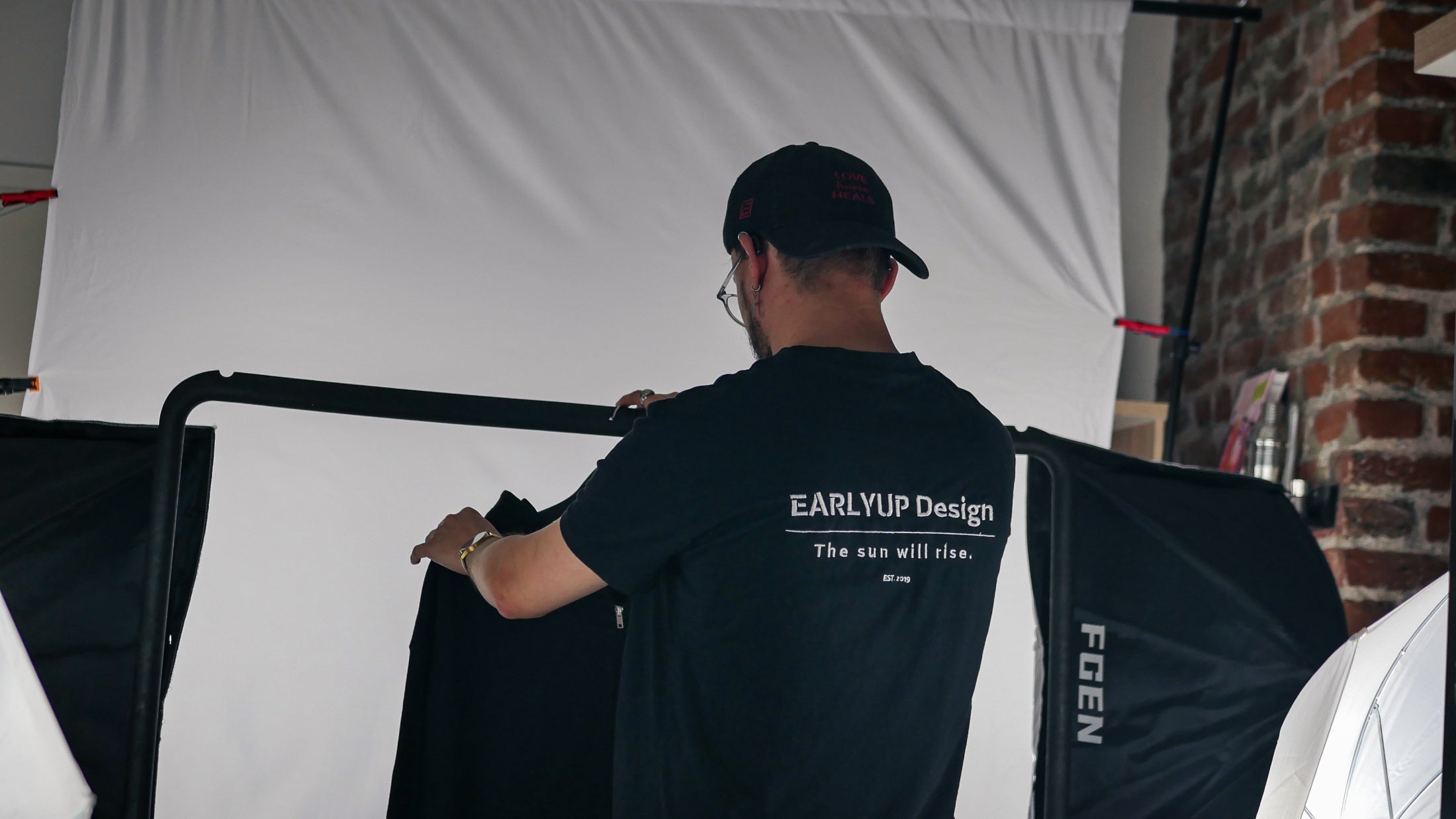 Improvisiertes Studioset mit EARLYUP Shirt