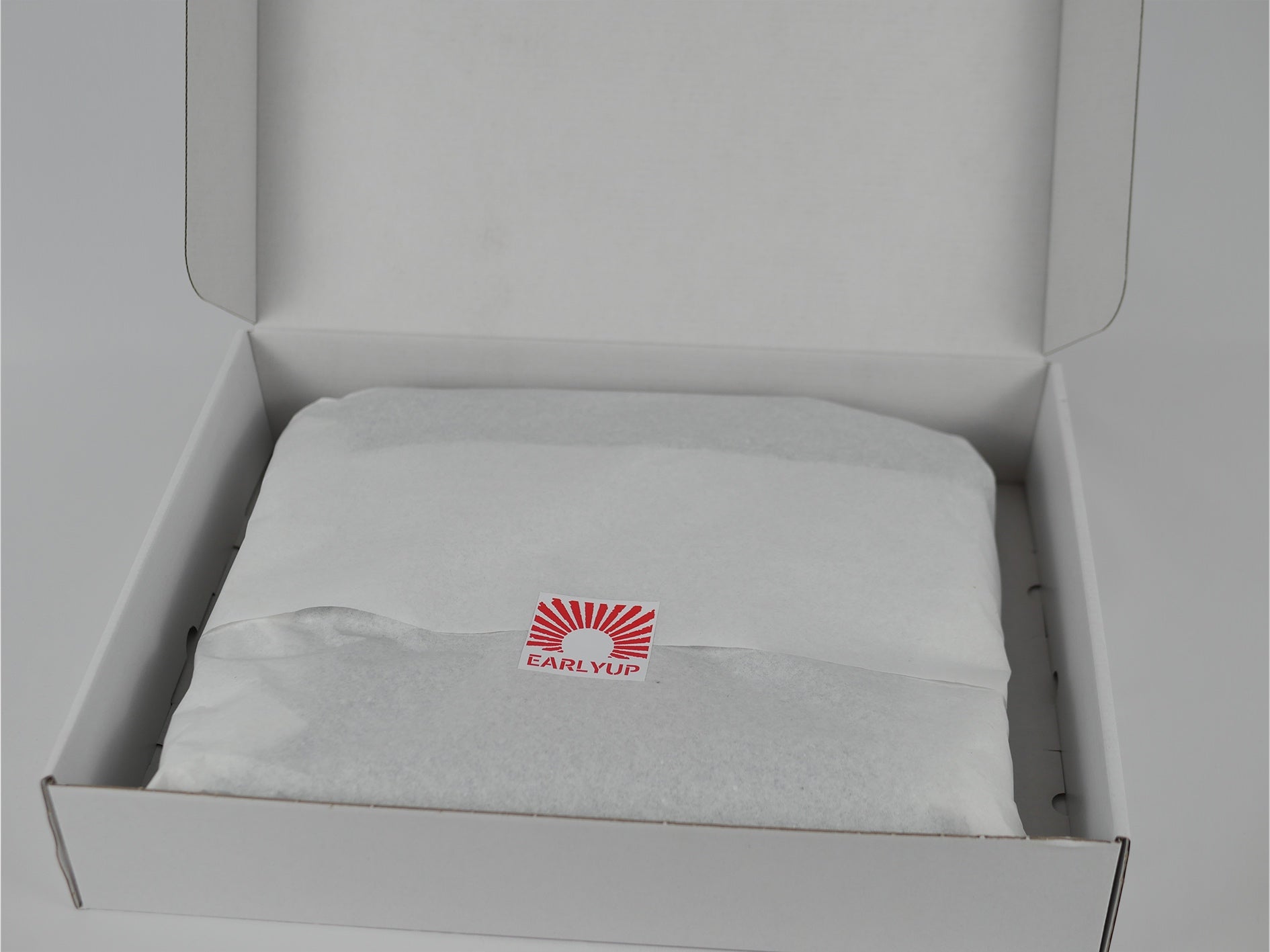 Verpacktes EARLYUP Produkt in einer weißen Versandbox